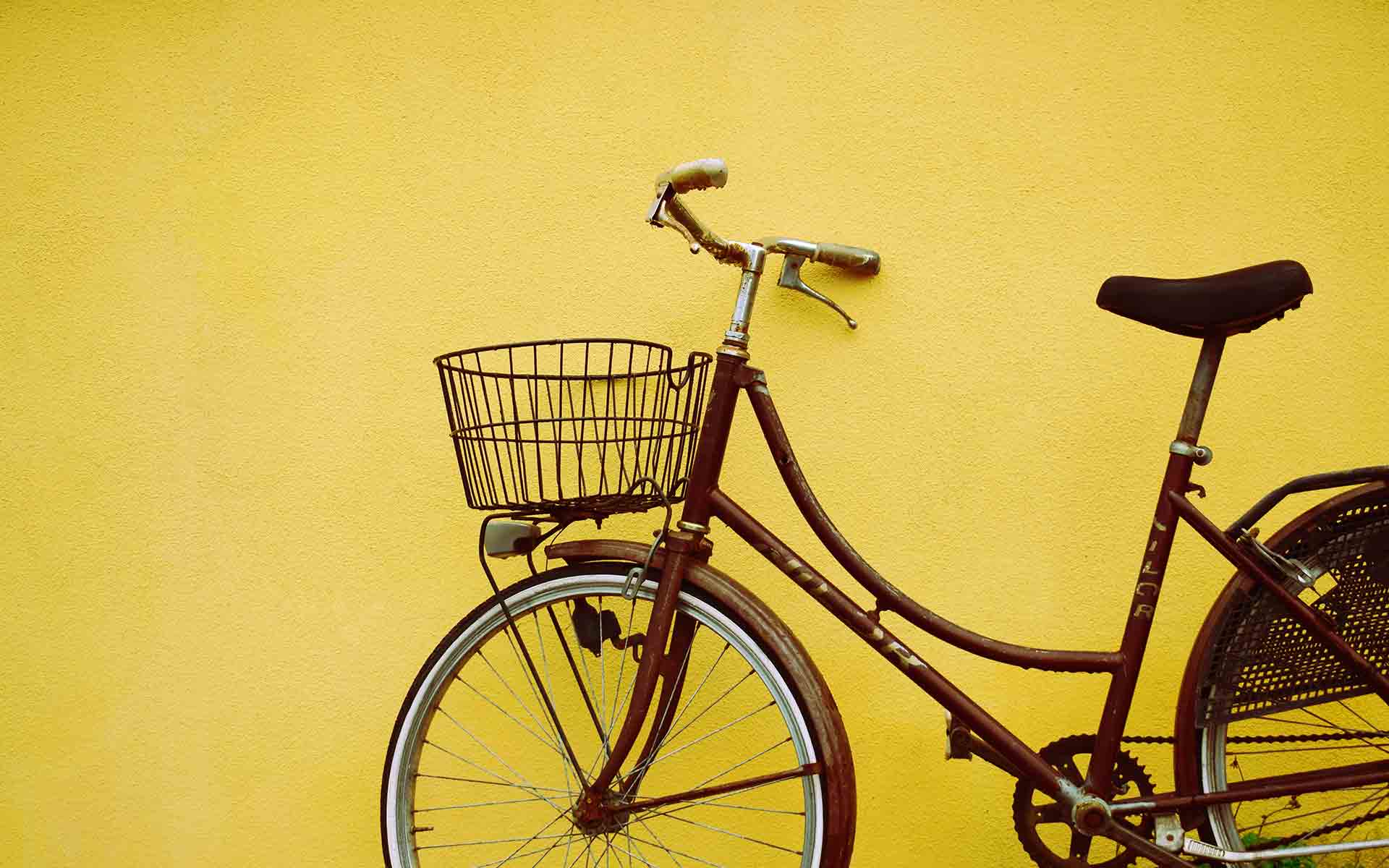 Ein Fahrrad angelehnt an einer Wand