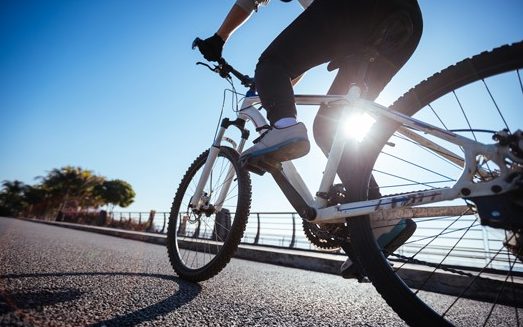 Verstoß gegen Radwegbenutzungspflicht führt zur Mithaftung des Radfahrers