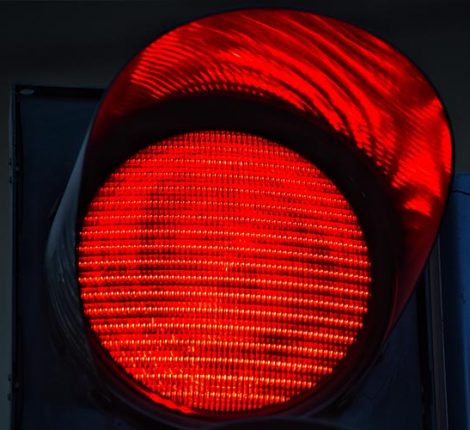 Haltepflicht-bei-Rotlicht-auch-wenn-die-Haltelinie-noch-bei-gruenem-Licht-ueberfahren-wird