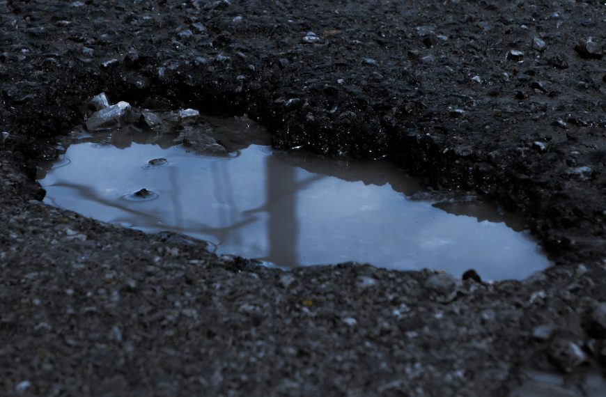 Nach Tritt ins Schlagloch – Anspruch auf Schmerzensgeld?