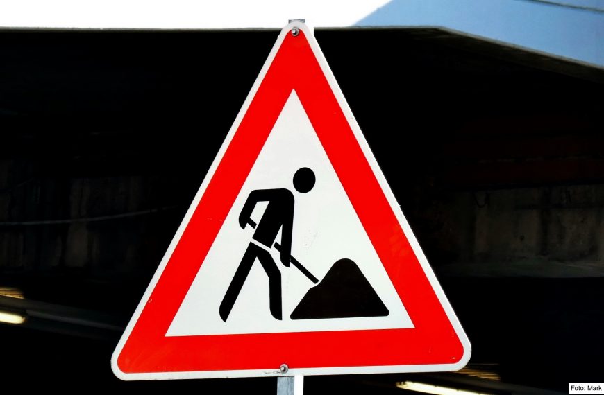 Wann haftet der Verantwortliche? Verkehrssicherungspflicht bei umgefallenen Baustellenschild.