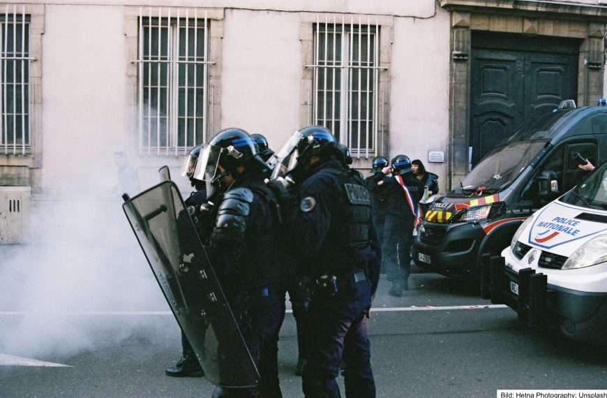 Flaschenwurf auf Polizeibeamte rechtfertigt Freiheitsstrafe