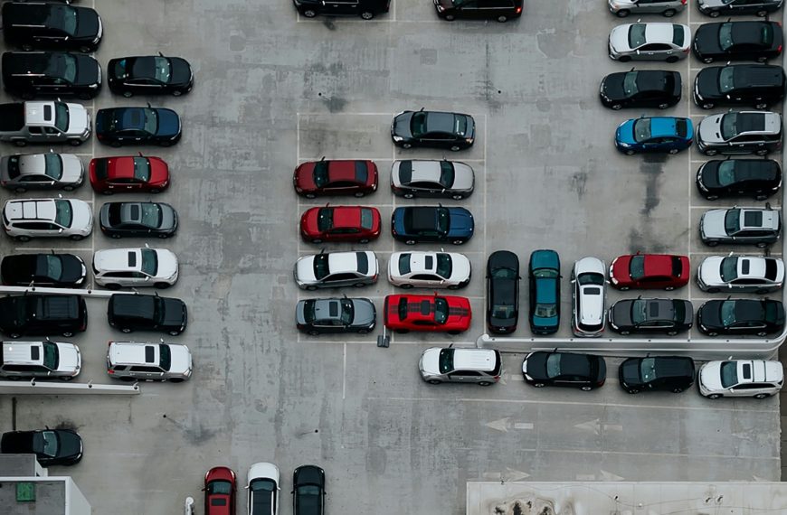 Wer “blöd” parkt trägt bei einem Unfall ein Mitverschulden, auch wenn es auf dem Parkplatz keine Markierungen gibt.
